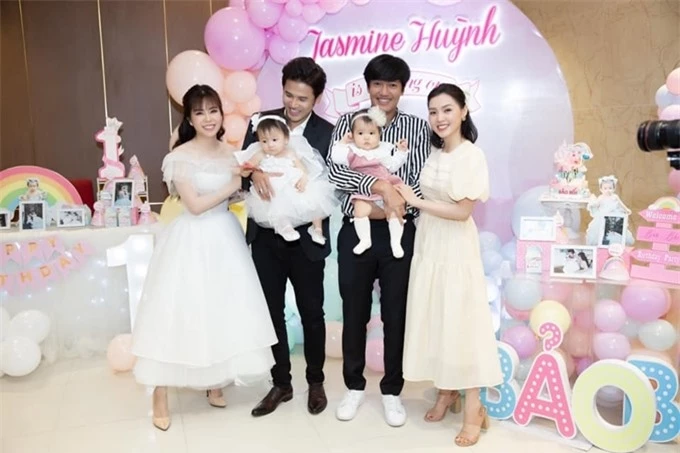 Vợ chồng diễn viên Quang Tuấn - ca sĩ Linh Phi đưa con gái Gạo đến mừng sinh nhật bé Bảo Bối.