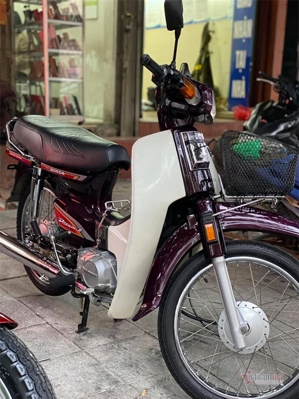Dân chơi xe máy cổ Hà Nội chi 200 triệu sắm Dream Thái 21 năm tuổi