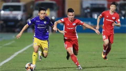 Hà Nội FC (trái) là đội bỏ lỡ cơ hội nhiều nhất Top 4 ở giai đoạn 2 Ảnh: Đức Cường