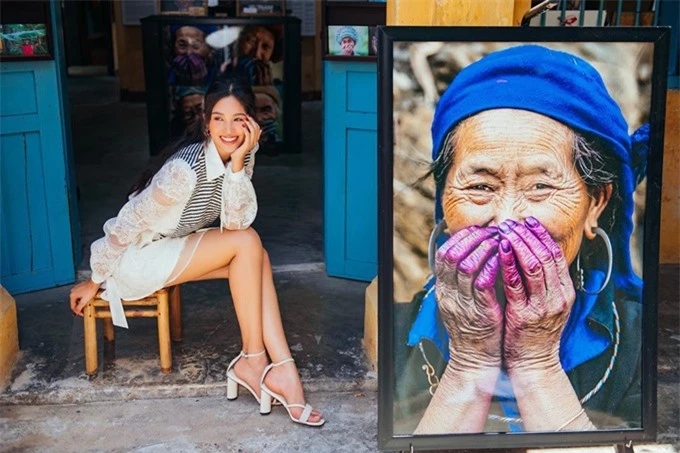 Hoa hậu Việt Nam 2018 rất tích cực lăng-xê quê nhà Hội An. Không chỉ thường xuyên check-in, khoe những món ăn ngon đặc sản của phố Hội, cô còn chụp nhiều bộ ảnh thời trang tại đây.