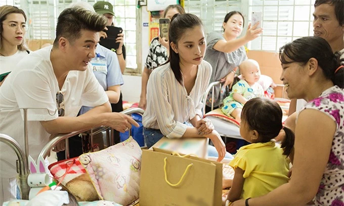 Hoa hậu Việt Nam 2018 cũng tích cực tham gia các hoạt động thiện nguyện như thăm trẻ em có hoàn cảnh khó khăn, nhặt rác bảo vệ môi trường.