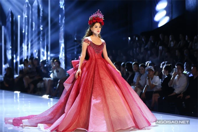 Trong hai năm giữ vương miện Hoa hậu Việt Nam, Tiểu Vy nhiều lần được mời làm first face hoặc vedette trong các show diễn thời trang. Cô tự tin xử lý nhiều loại váy áo khác nhau.