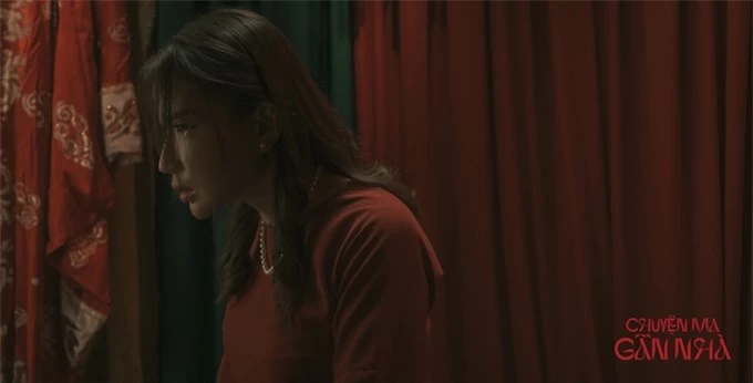 Diễn viên Khả Như gây ấn tượng thị giác với bộ áo dài đỏ giống cô dâu.