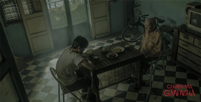 Nghệ sĩ Mạc Can và diễn viên Huỳnh Thanh Trực trong bối cảnh căn nhà cổ.