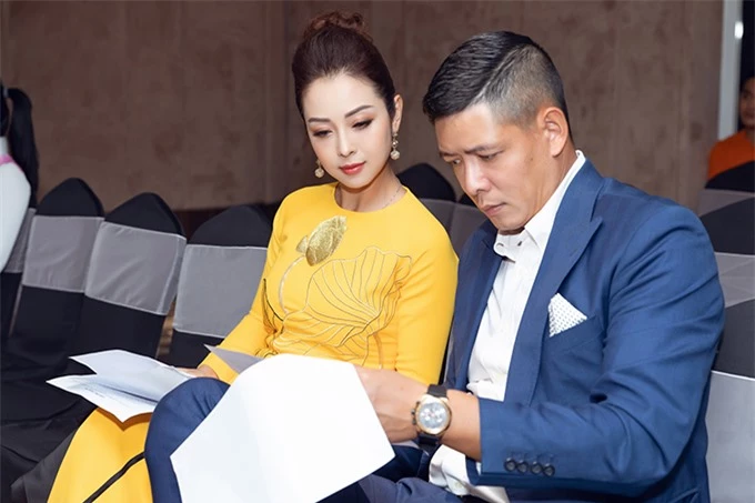 Hai MC nghiên cứu kịch bản kỹ lưỡng trước khi chương trình bắt đầu. Jennifer Phạm và Bình Minh đều là những MC hàng đầu, được khán giả yêu thích từ nhiều năm nay.