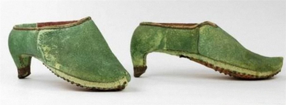 Loại giày cao gót mà các kỵ binh Ba Tư sử dụng vào thế kỷ 17. Ảnh: History.