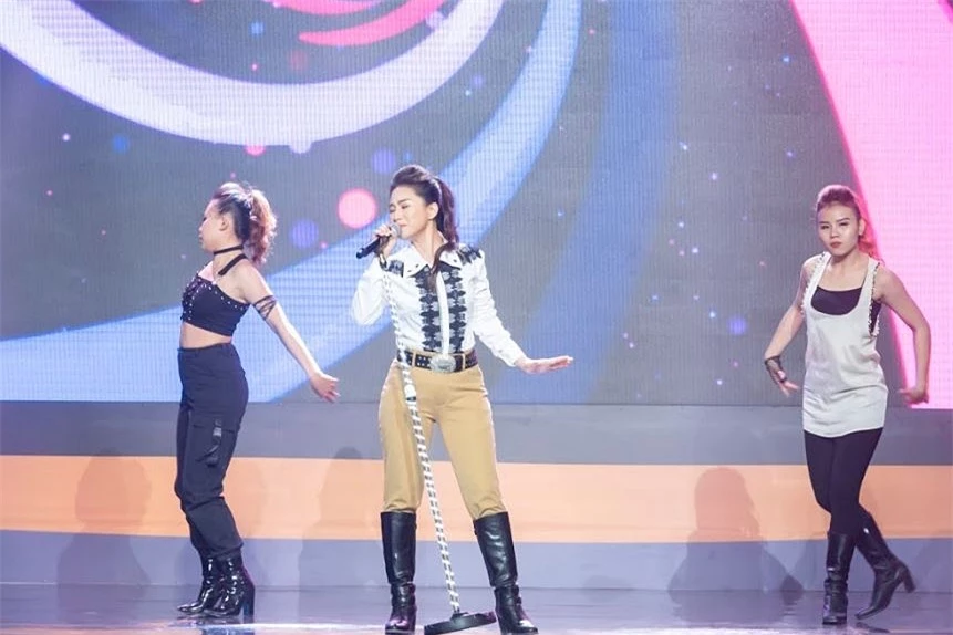 Cô gái Trung Hoa thể hiện ca khúc Dằm trong tim từng gắn bó với nhiều khán giả thế hệ 8X và 9X.