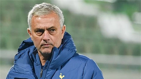 Mourinho bị cấm chỉ đạo 1 trận ở Europa League