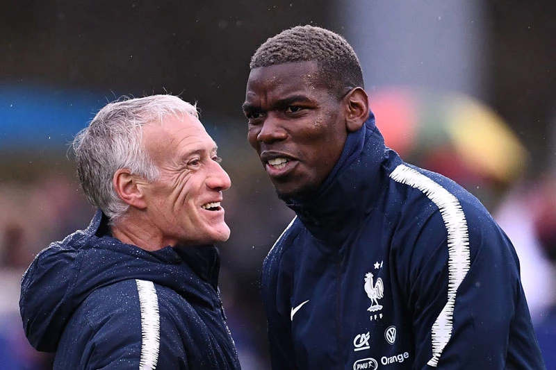 HLV Deschamps và Pogba.