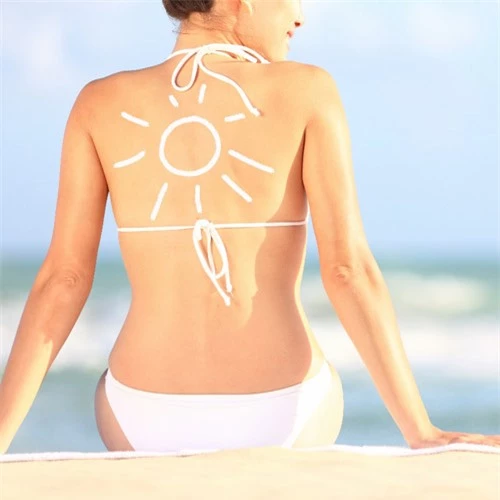 Sử dụng kem chống nắng là một trong những bước quan trọng trong việc dưỡng da 