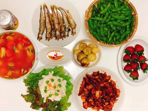 Mâm cơm tự nấu của chàng trai 9x khiến hàng nghìn thiếu nữ trầm trồ