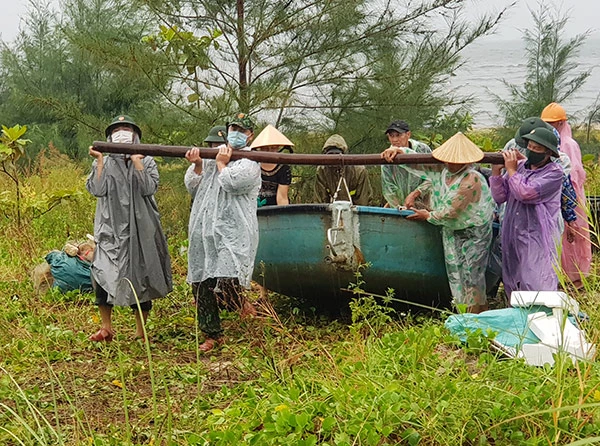 Cán bộ, chiến sĩ các đơn vị quân đội hỗ trợ bà con ngư dân quận Thanh Khê (Đà Nẵng) đưa tàu thuyền lên bờ để phòng tránh bão số 13 (Ảnh: HC)