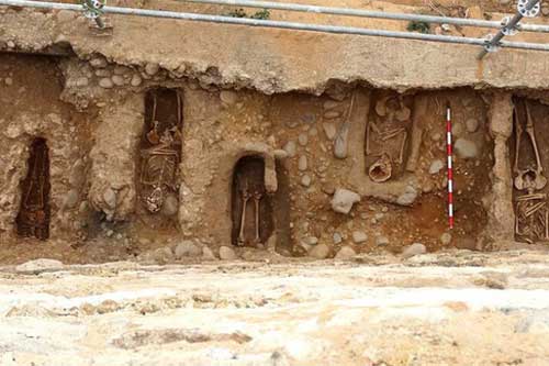 Bí ẩn kép về 11 hài cốt giấu dưới tường làng 800 năm