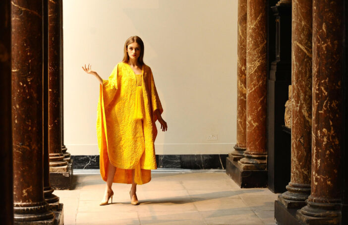 Cận cảnh tấm áo choàng "độc nhất vô nhị" được làm từ... tơ nhện 