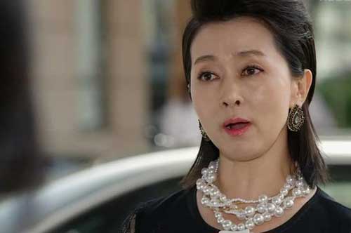 Bị tung toàn bộ quá khứ đen tối ngay trong ngày cưới, cô dâu đứng thất thần thì mẹ chồng có hành động bất ngờ khiến cô bật khóc