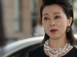 Bị tung toàn bộ quá khứ đen tối ngay trong ngày cưới, cô dâu đứng thất thần thì mẹ chồng có hành động bất ngờ khiến cô bật khóc