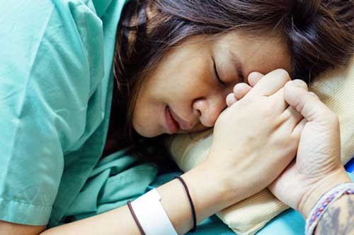 Bác sĩ sản chết đứng khi thấy cha đứa bé vừa đỡ đẻ là... chồng mình