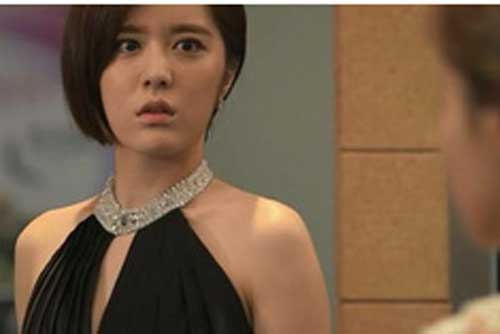 Thấy chị dâu đang bóp chặt tuýp kem đánh răng trong nhà vệ sinh, tôi định vào xem có chuyện gì thì chết đứng bởi lời nói sau lưng của mẹ chồng