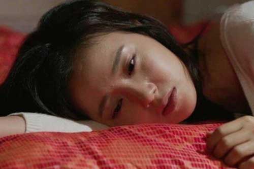 Một tuần vất vả chăm sóc mẹ chồng ở bệnh viện, chỉ mong về nhà được nghỉ ngơi, nào ngờ lúc về, tôi tái mặt khi thấy quần áo của mình chất đầy ngoài sân