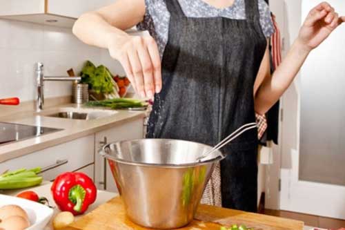 6 mẹo đơn giản 'chữa cháy' khi món ăn bị mặn