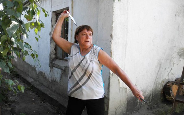 Cụ bà người Nga nhiều lần vô địch thế giới bộ môn phi dao