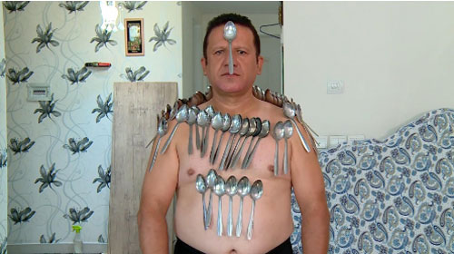 Chuyện lạ: Người đàn ông có khả năng hút mọi đồ vật lên da