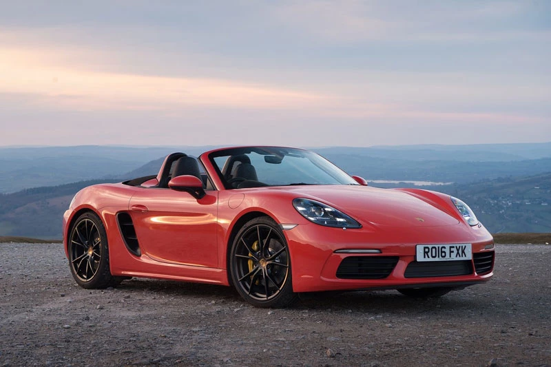 1. Porsche 718 Boxster 2020 (giá khởi điểm: 59.600 USD, công suất: 300 mã lực, điểm tổng thể: 9/10).