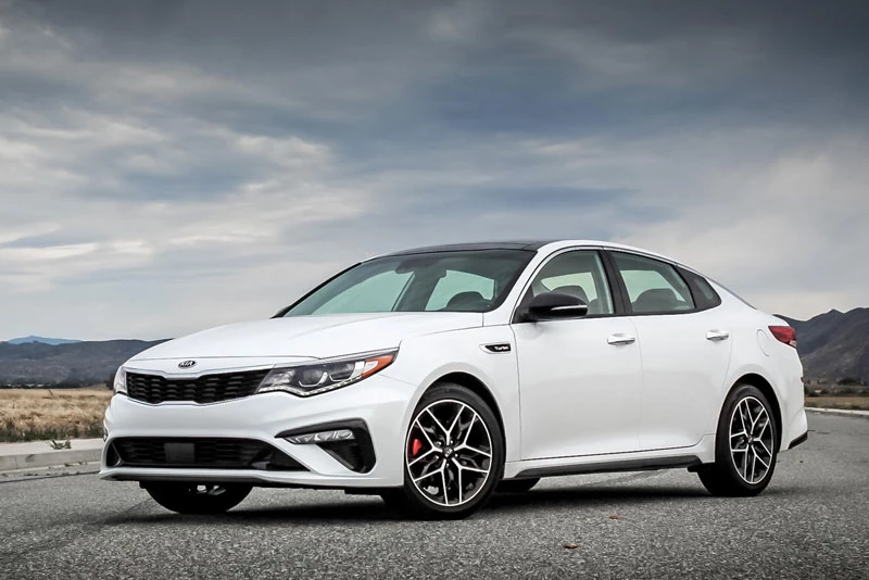 10. Kia Optima 2020 (giá khởi điểm: 23.390 USD, công suất: 185 mã lực, điểm tổng thể: 8,6/10).