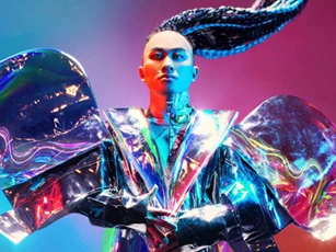Tùng Dương quyên góp một phần tiền bán album Human cho Quảng Trị