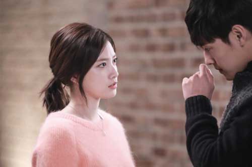 Bảo vợ đi thăm mẹ chồng bị tai biến, cô ấy giận dữ vứt xấp tiền tung tóe xuống nền nhà trước sự kinh ngạc của tôi