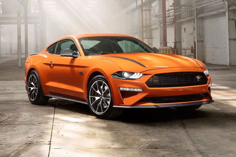 4. Ford Mustang 2020 (giá khởi điểm: 26.670 USD, công suất: 310 mã lực, điểm tổng thể: 8,8/10).