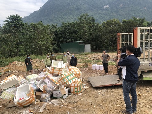 Hà Giang: Tiêu huỷ hàng tấn thực phẩm và mỹ phẩm nhập lậu