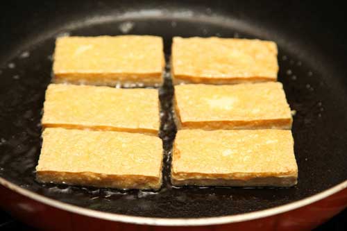 Mẹo rán đậu phụ vàng giòn mà không bị dính chảo