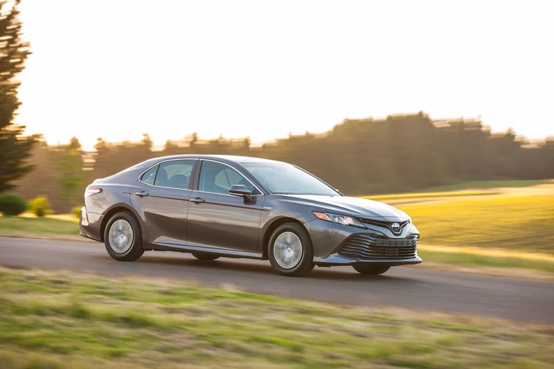 7. Toyota Camry Hybrid 2020 (giá khởi điểm: 28.430 USD, công suất: 208 mã lực, điểm tổng thể: 8,7/10).