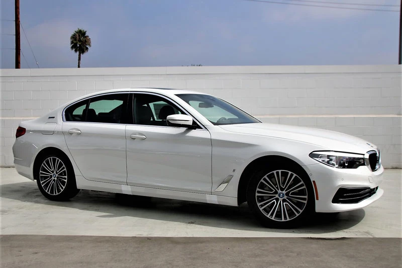 9. BMW 5 Series 2020 (giá khởi điểm: 53.900 USD, công suất: 248 mã lực, điểm tổng thể: 8,6/10).