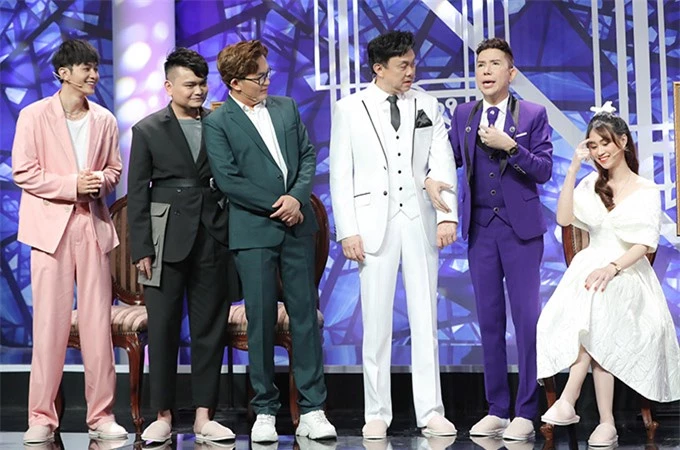 Từ trái qua: diễn viên Joy Nguyễn (đồ hồng), Trịnh Tú Trung, MC Đại Nghĩa, nghệ sĩ Chí Tài và ca sĩ Long Nhật khen ngợi nhan sắc của Jee Trần.