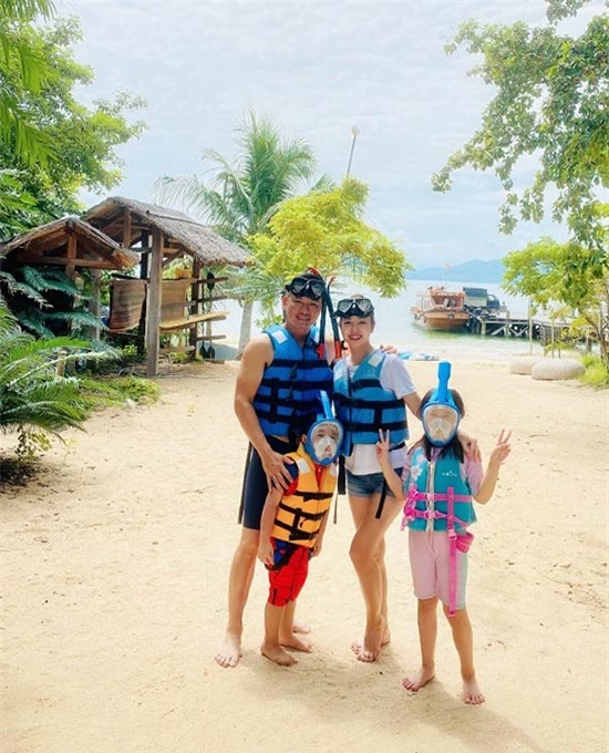 Gia đình Jennifer Phạm cùng nhau lặn biển, ngắm san hô. Bé Nu và bé Na đều thích thú khám phá thiên nhiên, nô đùa trong bể bơi thuộc khuôn viên villa khi đi nghỉ cuối tuần cùng bố mẹ.
