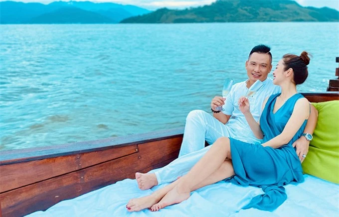 Hoa hậu và ông xã, doanh nhân Đức Hải cũng có những khoảnh khắc lãng mạn khi cùng nhau uống champagne, ngắm hoàng hôn trên biển.