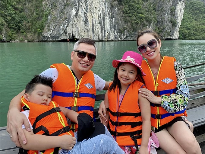 Hồi đầu tháng 5, vợ chồng Jennifer Phạm đưa các con đi nghỉ dưỡng trên du thuyền sang trọng tại Vịnh Hạ Long.