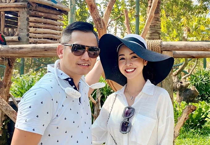 Tháng 7/2020, Jennifer Phạm và ông xã Đức Hải mặc ton sur ton khi tham gia chuyến nghỉ dưỡng kết hợp về thăm quê cùng đại gia đình.