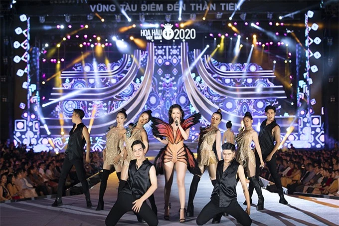 Hai đêm thi vòng chung kết Hoa hậu Việt Nam 2020 nhận được sự cổ vũ nồng nhiệt của khán giả Vũng Tàu bởi sân khấu độc đáo, chương trình kết cấu lôi cuốn và nhiều khách mời đặc biệt.