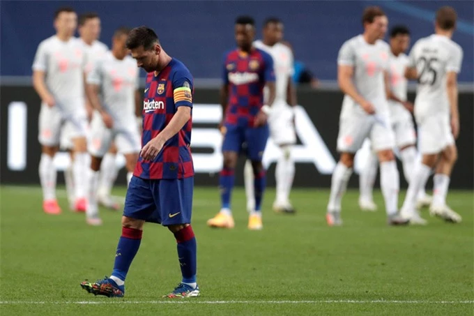 Messi vô cùng thất vọng sau khi cùng Barca trải qua trận thua muối mặt 2-8 trước Bayern tại tứ kết Champions League 2019/20