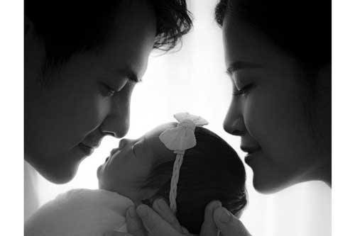 Đông Nhi tung ảnh cận mặt con gái, chia sẻ xúc động vào kỷ niệm ngày cưới