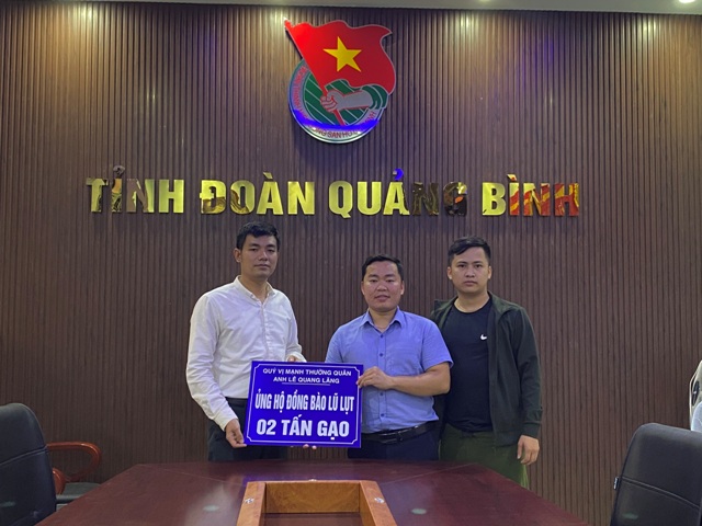 Chung tay sẻ chia cùng người dân vùng lũ