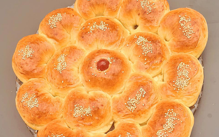 Cách làm bánh mì bơ hoa cúc nhân thịt bằm phô mai thơm ngon