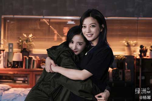 Triệu Vy thân thiết ôm ấp "chị chị em em" với Vương Âu, netizen bất ngờ gọi tên Dương Mịch