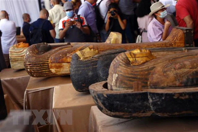 Những quan tài bằng gỗ hơn 2.500 năm tuổi được khai quật tại tại khu nghĩa trang Saqqara phía Nam thủ đô Cairo, Ai Cập, ngày 3/10/2020. (Ảnh: THX/TTXVN)