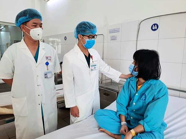 Các bác sĩ khoa Nội tiêu hóa - BV Đà Nẵng thăm hỏi sức khỏe nữ bệnh nhân Đ.T.H. đang điều trị tại đây sau khi