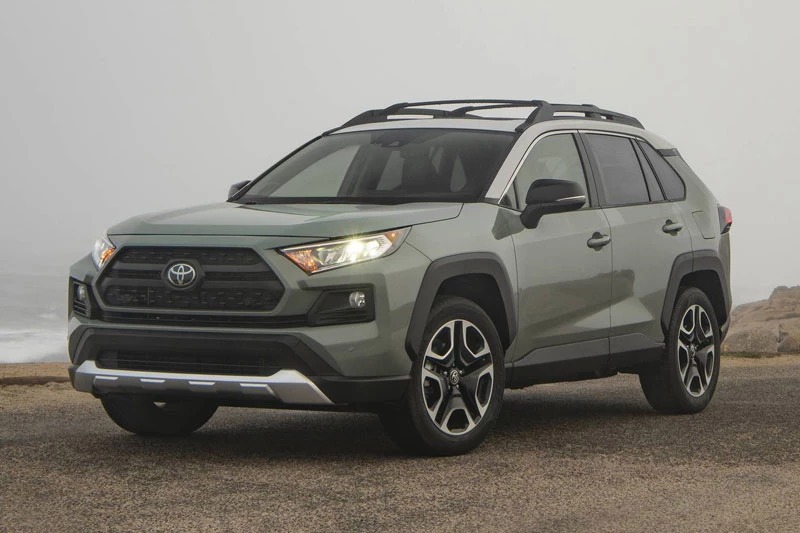 10. Toyota RAV4 2020 (giá khởi điểm: 25.950 USD, điểm tổng thể: 7,9/10).