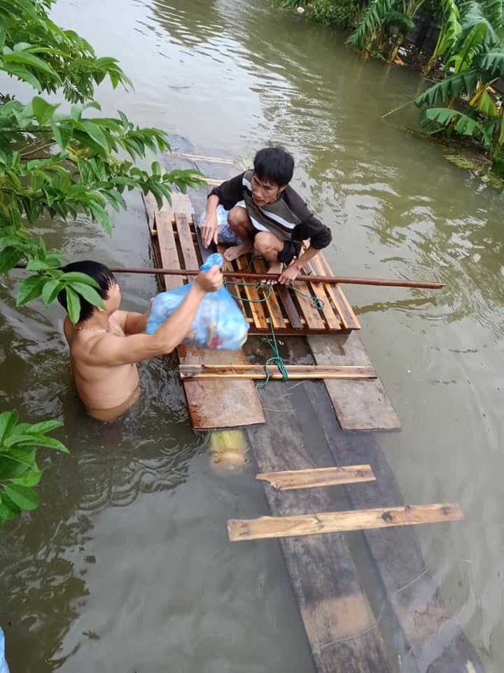 Xúc động những tấm chân tình trao gửi vùng lũ Miền Trung
